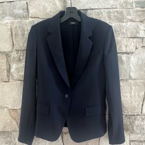 Theory Navy Blue Blazer. Size 6. Excellent condition.